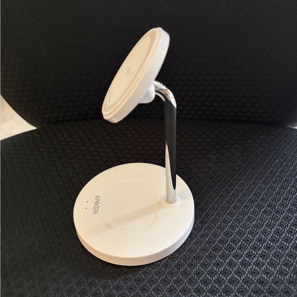 Anker MagGo 2-in-1 Charger Stand — Charges iPhone and AirPods - Picture 4 of 8